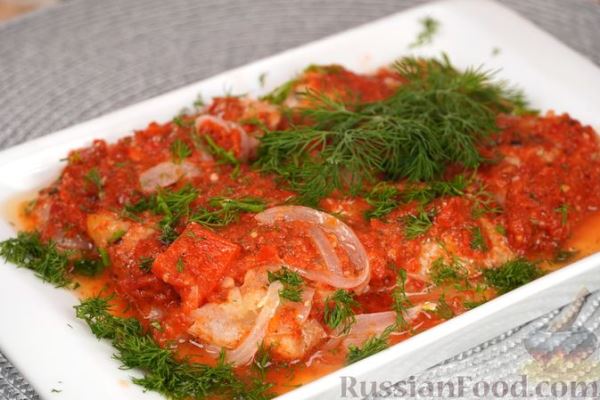 Рыба, запечённая с луком в овощном соусе