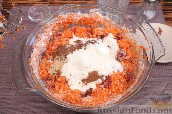 Пряный морковно-кокосовый торт с цедрой, сухофруктами и сырным кремом