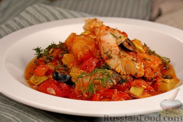 Рагу из рыбы с кабачками, перцем и маслинами, в томатном соусе