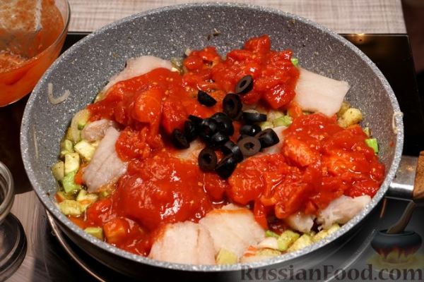 Рагу из рыбы с кабачками, перцем и маслинами, в томатном соусе