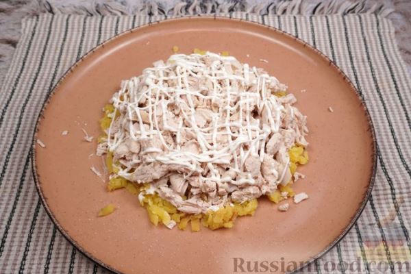 Слоёный салат с курицей, картофелем, кукурузой и пекинской капустой