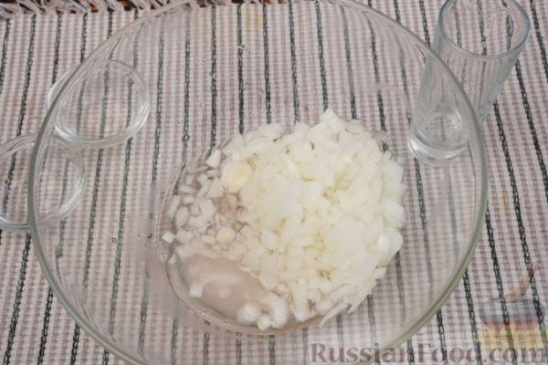 Салат с квашеной капустой, болгарским перцем и маслинами